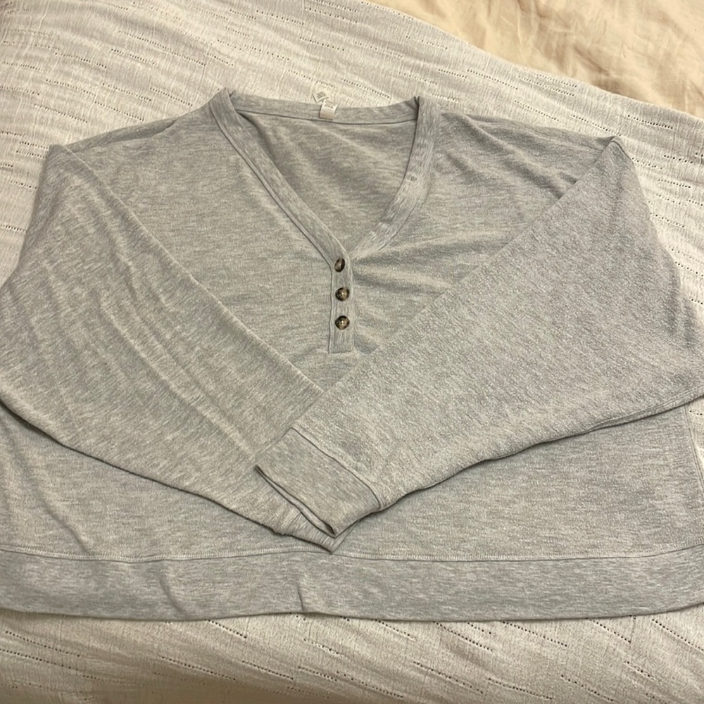 Alo Yoga oversized light sweatshirt.